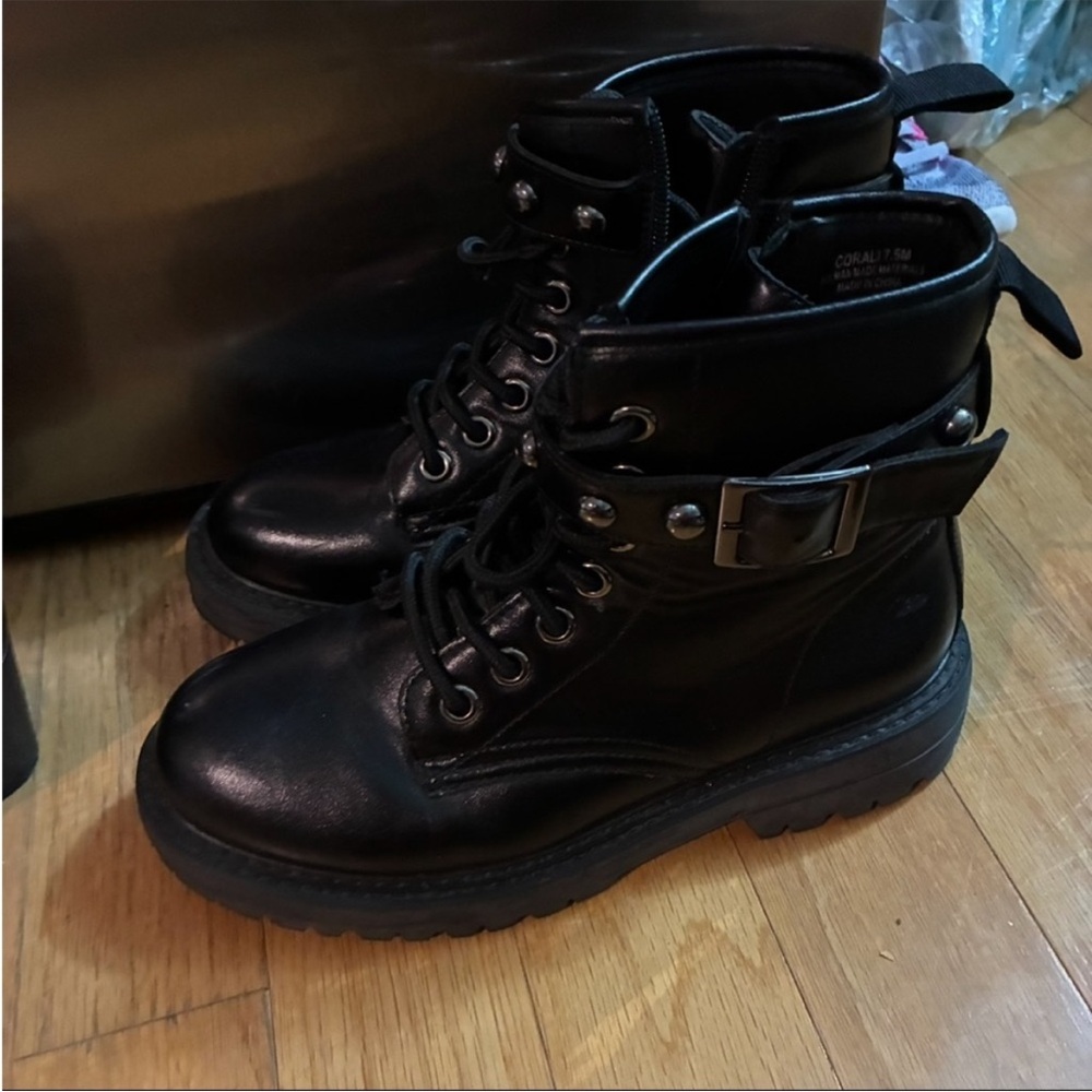 Steve madden black chunky boot - Picture 2 of 5